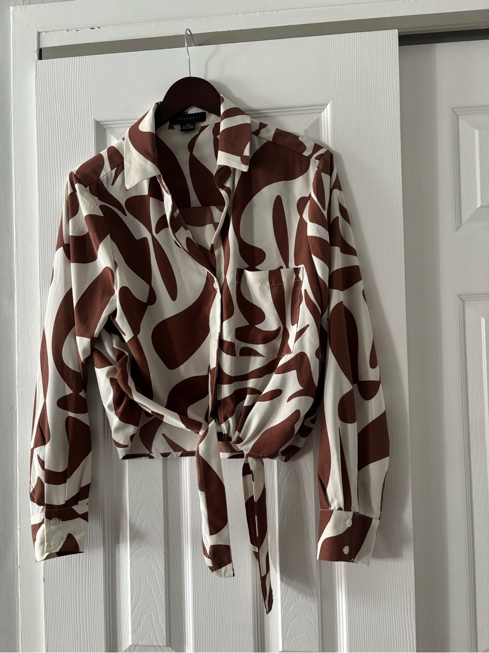 Tie-Front shirt in Brown/White